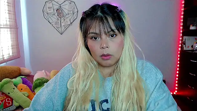 Snapshot of EllieMoonX chatting on November 24, 2025, 7:57 pm EllieMoonX online show from November 24, 2025, 7:57 pm