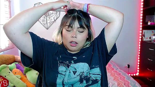 Snapshot of EllieMoonX chatting on November 25, 2025, 8:31 pm EllieMoonX online show from November 25, 2025, 8:31 pm