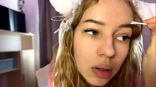 LunaCrave online show from October 23, 2025, 9:30 am