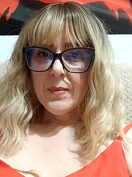 Amelialove42 online show from April 4, 2026, 7:55 pm