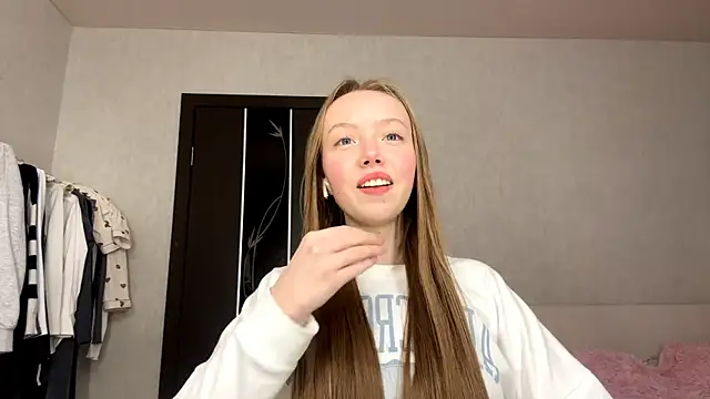 AntoniaMoravick online show from December 2, 2025, 3:07 pm