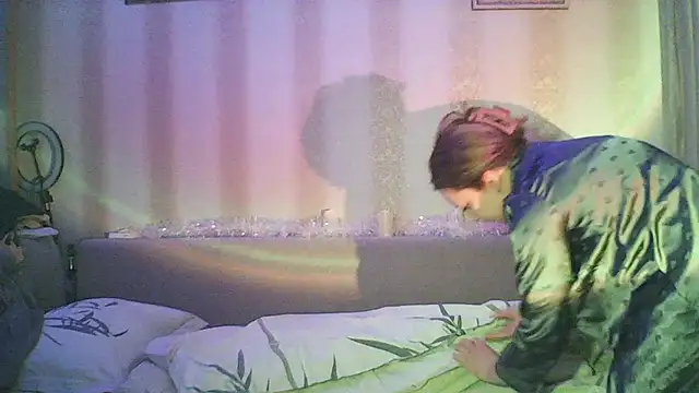 MoodieMira online show from February 4, 2026, 4:57 pm