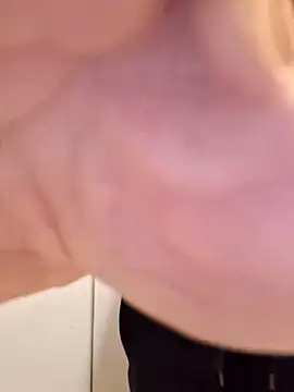 Snapshot of suisseitalie chatting on November 21, 2025, 9:24 pm suisseitalie online show from November 21, 2025, 9:24 pm