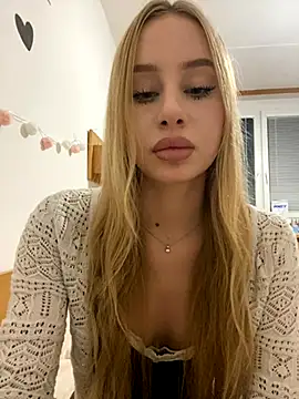 Snapshot of RemyStyles chatting on November 28, 2025, 9:39 pm RemyStyles online show from November 28, 2025, 9:39 pm