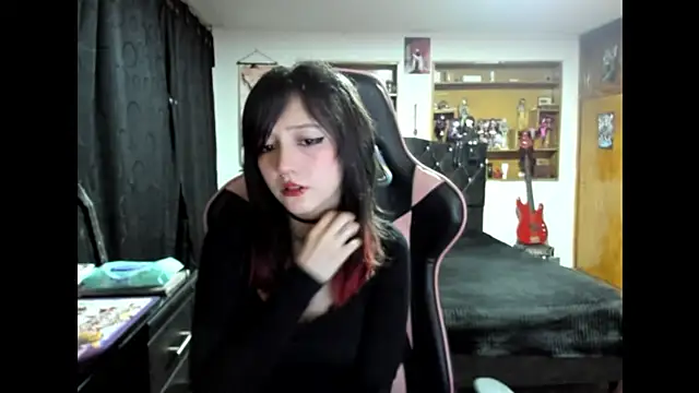 Maki Zein  online show from November 21, 2025, 10:14 am