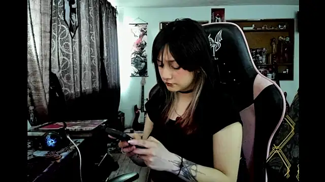 Maki Zein  online show from January 13, 2026, 8:47 pm