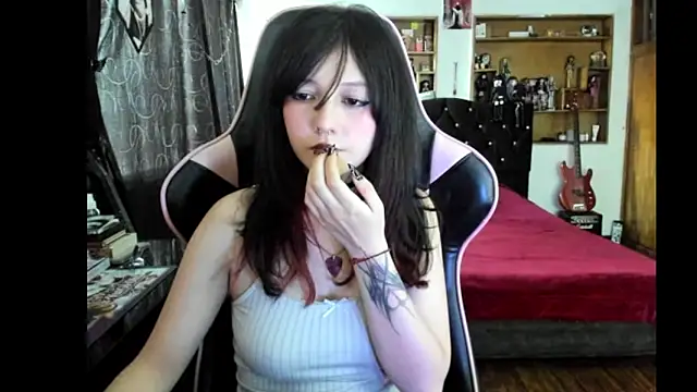 Maki Zein  online show from April 24, 2026, 10:34 pm