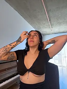 Lolathebaddie online show from March 11, 2026, 4:24 pm