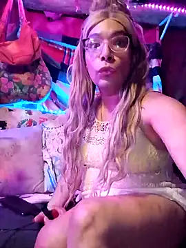 Snapshot of Queen2clouds chatting on November 16, 2025, 2:17 am Queen2clouds online show from November 16, 2025, 2:17 am