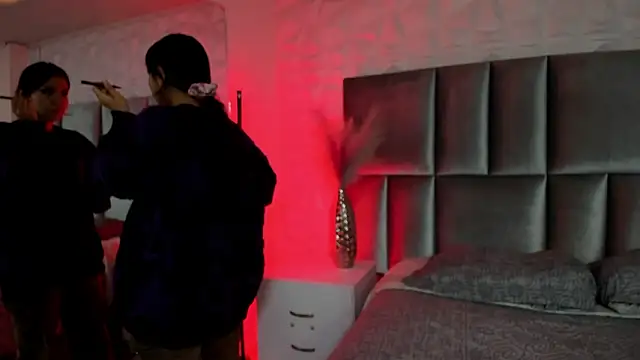 HollyPeach online show from March 10, 2026, 7:30 pm