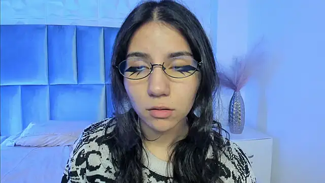 HollyPeach online show from April 14, 2026, 7:31 pm