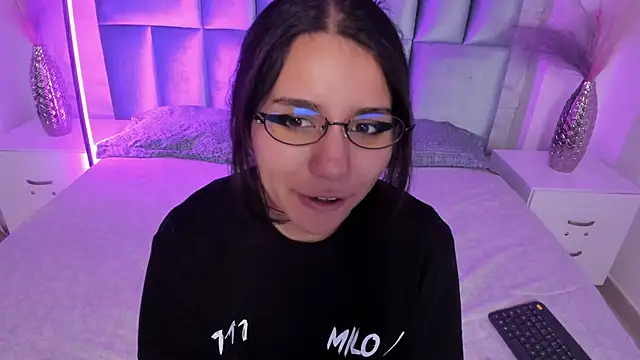 HollyPeach online show from April 20, 2026, 7:37 pm