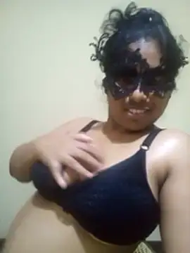 Expose Queen online show from March 14, 2026, 6:24 pm