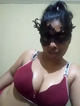 Expose Queen online show from March 15, 2026, 4:46 pm