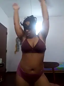 Expose Queen online show from April 17, 2026, 8:01 pm