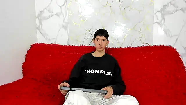 Snapshot of heyy_noah11 chatting on May 17, 2026, 1:29 pm heyy noah11 online show from May 17, 2026, 1:29 pm