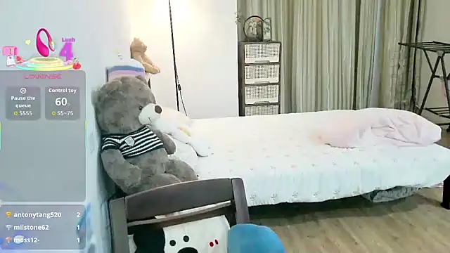 XIAOJIEBB-2025 online show from October 13, 2025, 6:41 pm