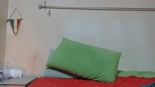 Snapshot of Monellaxx chatting on December 4, 2025, 8:28 pm Monellaxx online show from December 4, 2025, 8:28 pm