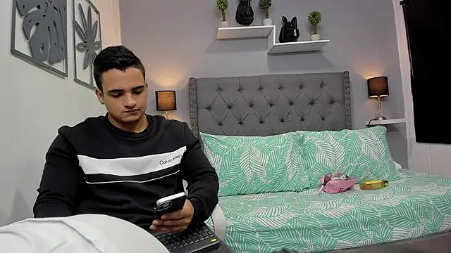 violeta and maxx online show from October 28, 2025, 2:48 am