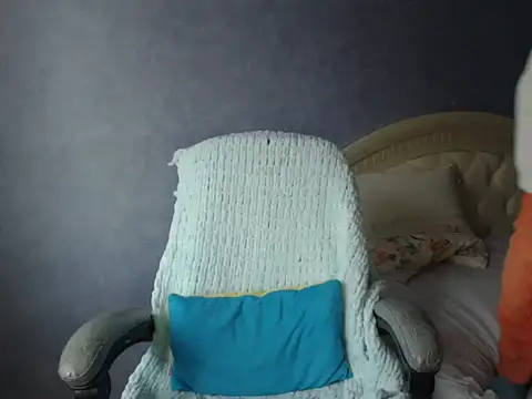 LuckyLisa23 online show from December 18, 2025, 10:43 am