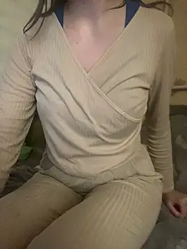 KittieCreme online show from March 18, 2026, 10:07 am