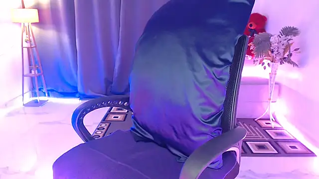 Rashiii  online show from April 18, 2026, 7:58 pm