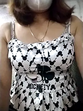 YiyinLy online show from October 14, 2025, 2:29 pm