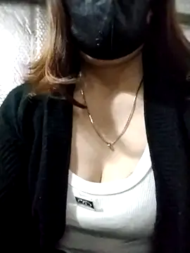 YiyinLy online show from October 23, 2025, 3:33 pm