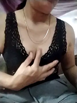 YiyinLy online show from November 1, 2025, 11:23 am