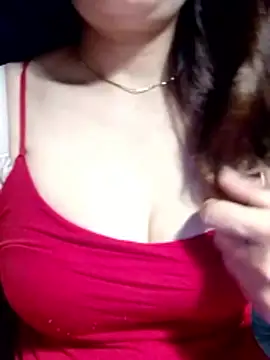 YiyinLy online show from May 10, 2026, 9:53 pm