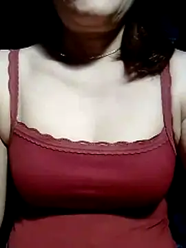 YiyinLy online show from May 13, 2026, 9:11 pm