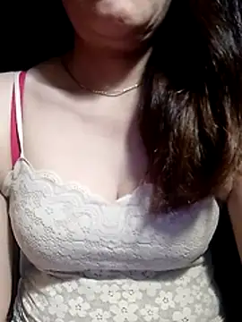 YiyinLy online show from May 17, 2026, 8:27 pm