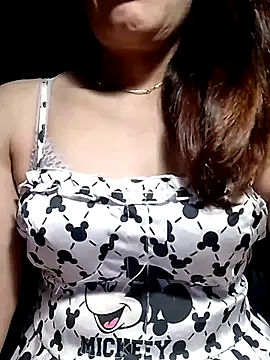 YiyinLy online show from May 19, 2026, 9:10 pm