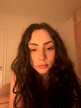 Baby Mia pires online show from November 28, 2025, 2:47 am