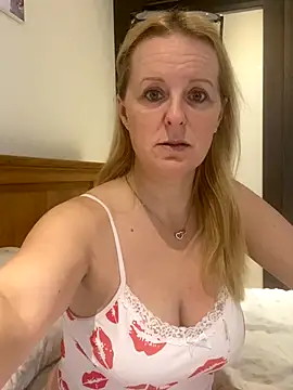 madamlillyrose online show from November 7, 2025, 10:59 am