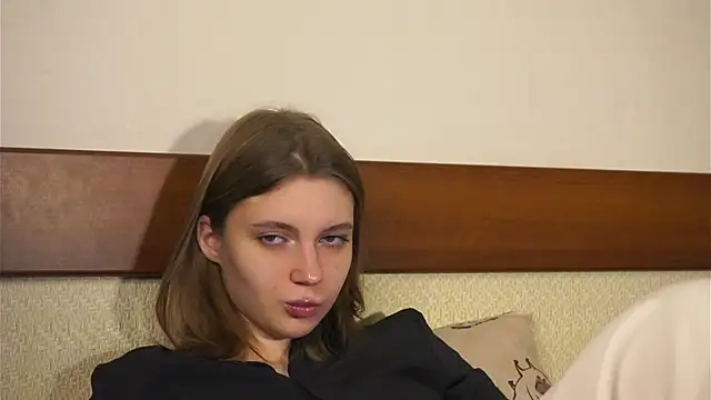 RoslynArcuo online show from November 8, 2025, 8:40 pm