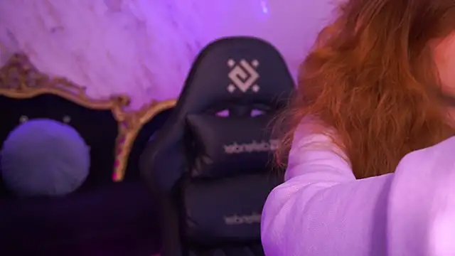 CuteeFoxy online show from December 19, 2025, 2:24 pm