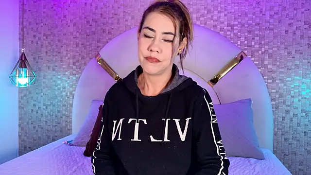 emmy rose25 online show from March 22, 2026, 11:57 am