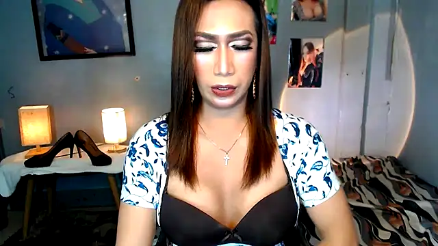 Snapshot of littleredbunny27 chatting on June 29, 2026, 2:07 am littleredbunny27 online show from June 29, 2026, 2:07 am