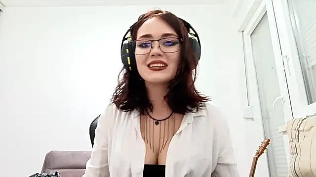 Snapshot of SalenaVanderhoff chatting on October 18, 2025, 4:30 pm SalenaVanderhoff online show from October 18, 2025, 4:30 pm