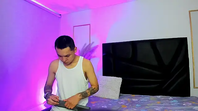 AnnieAndLeandro online show from December 5, 2025, 8:27 pm