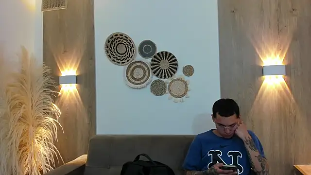 AnnieAndLeandro online show from January 7, 2026, 8:11 pm