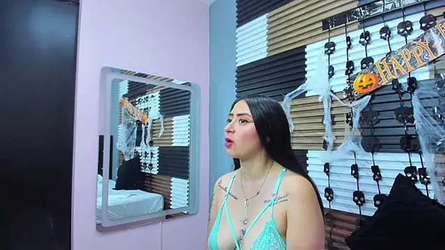 JuliethCruz  online show from November 2, 2025, 1:24 pm