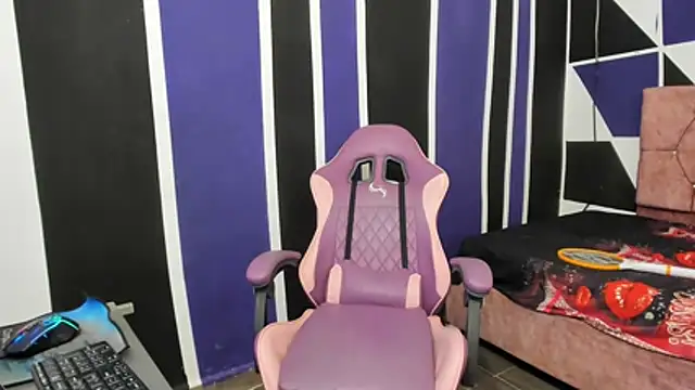 scarleth18 online show from December 19, 2025, 7:43 pm