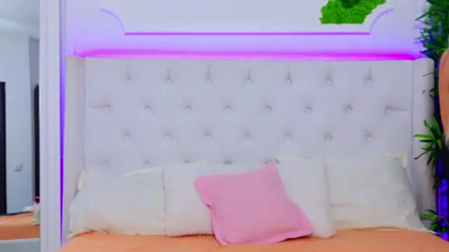 Snapshot of AriannaSins chatting on January 22, 2025, 7:34 pm AriannaSins online show from January 22, 2025, 7:34 pm