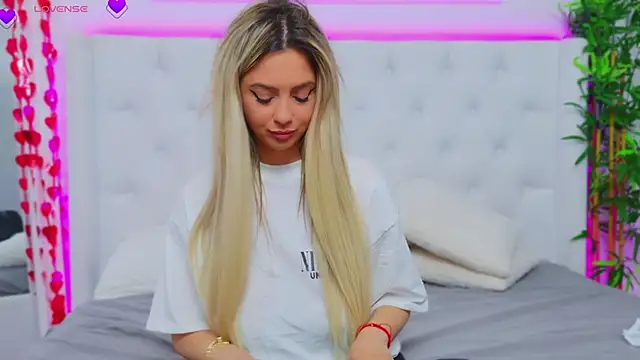 Snapshot of AriannaSins chatting on March 12, 2025, 7:49 pm AriannaSins online show from March 12, 2025, 7:49 pm