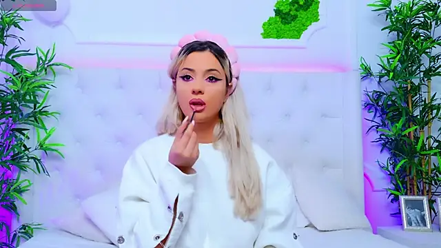 Snapshot of AriannaSins chatting on October 1, 2025, 12:33 pm AriannaSins online show from October 1, 2025, 12:33 pm