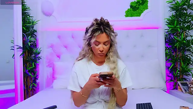 AriannaSins online show from November 3, 2025, 1:23 pm