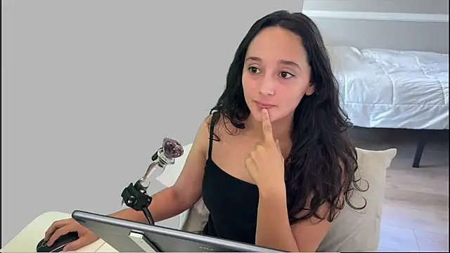 WinnieRin online show from December 3, 2025, 9:02 pm