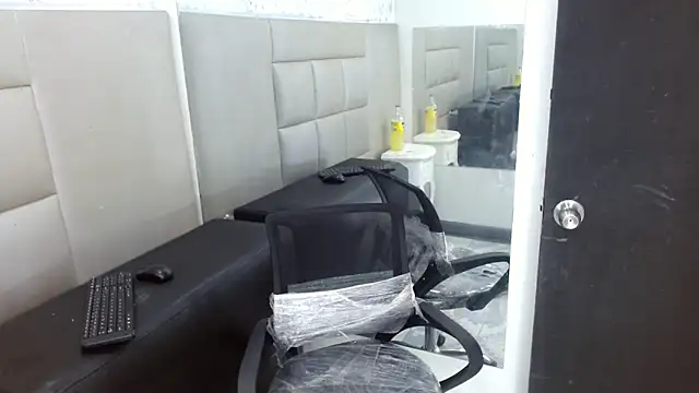 WinnyBarness online show from November 25, 2025, 2:00 am